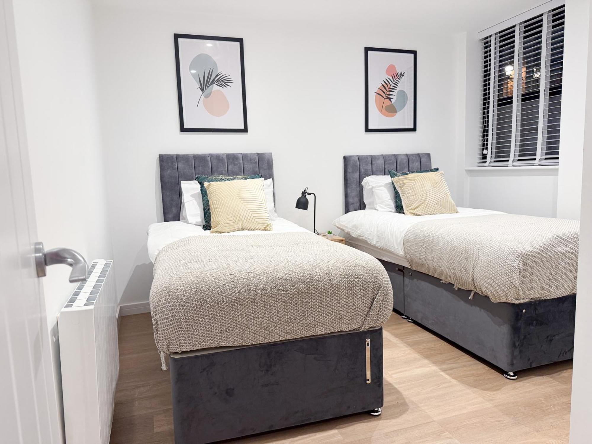 Spacious Modern 1 Bed Apartments In St Neots - Perfect For Contractors & Professionals - Free Parking - Wifi - Fully Equipped Kitchen - Smart Tv Ideal For Work Stays And Long Projects Kültér fotó