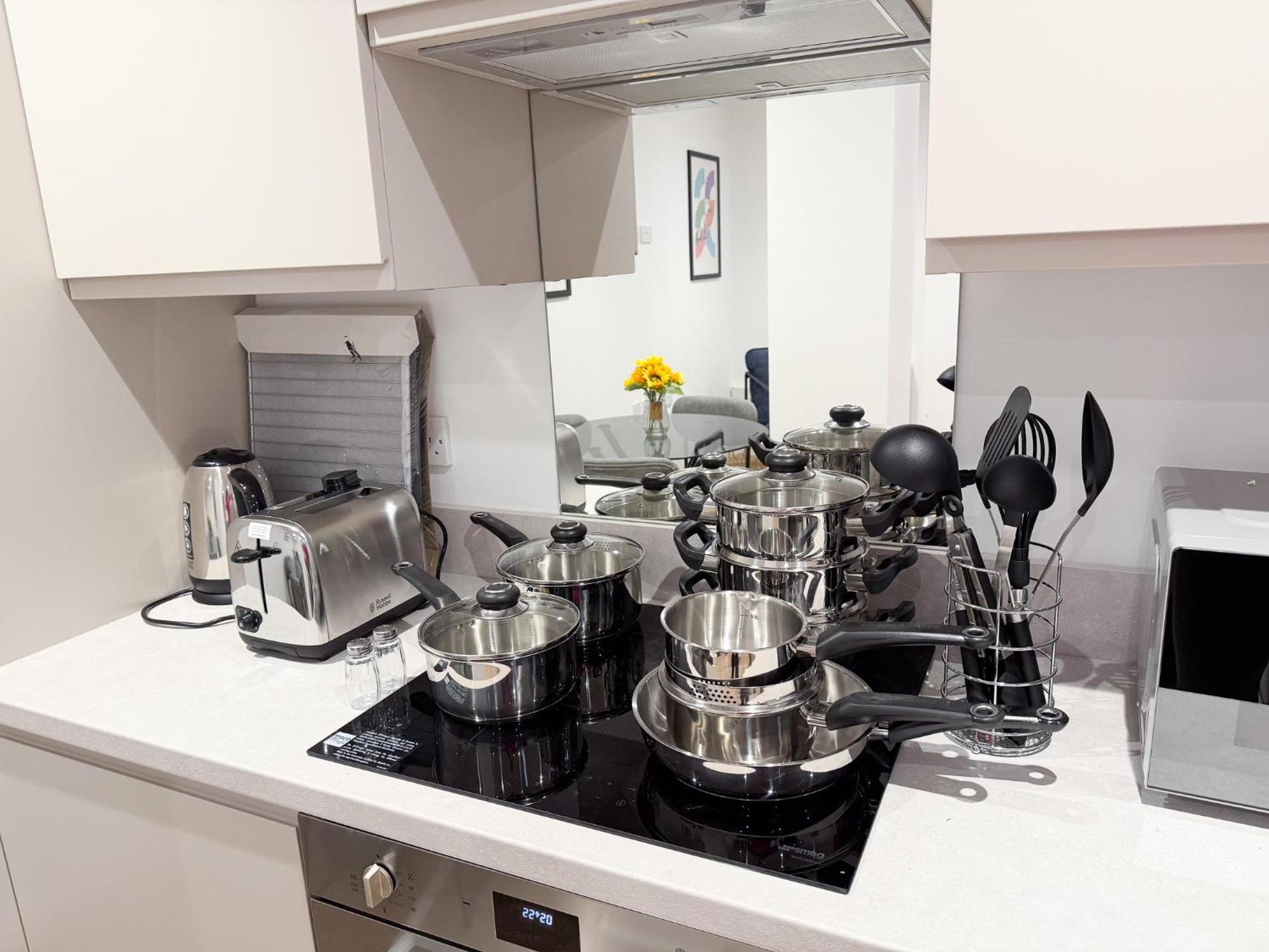 Spacious Modern 1 Bed Apartments In St Neots - Perfect For Contractors & Professionals - Free Parking - Wifi - Fully Equipped Kitchen - Smart Tv Ideal For Work Stays And Long Projects Kültér fotó