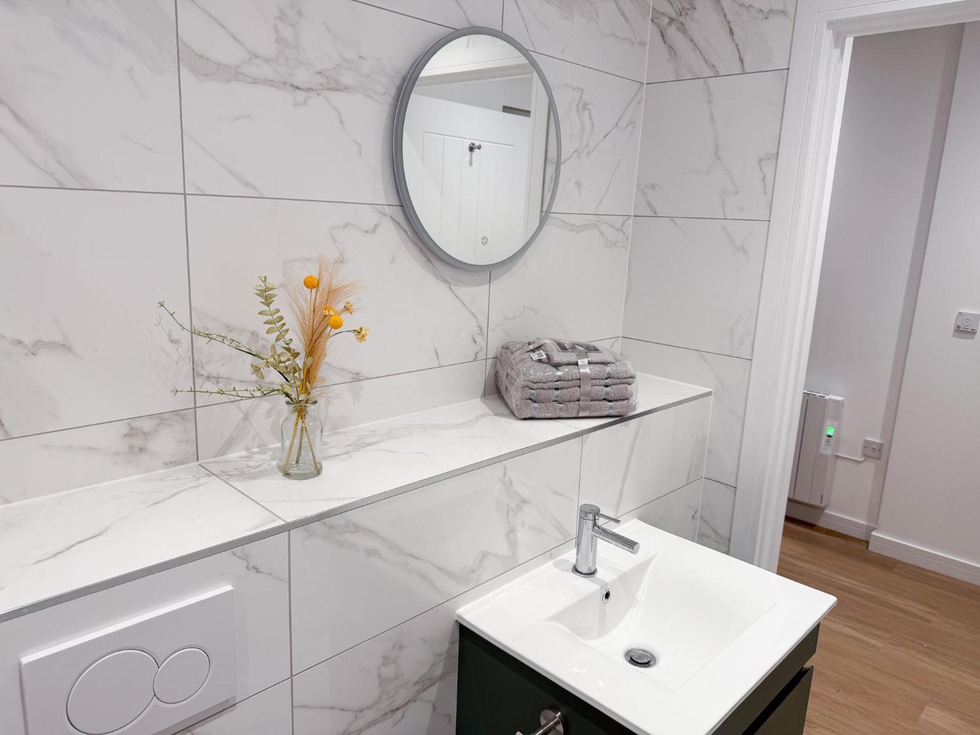 Spacious Modern 1 Bed Apartments In St Neots - Perfect For Contractors & Professionals - Free Parking - Wifi - Fully Equipped Kitchen - Smart Tv Ideal For Work Stays And Long Projects Kültér fotó