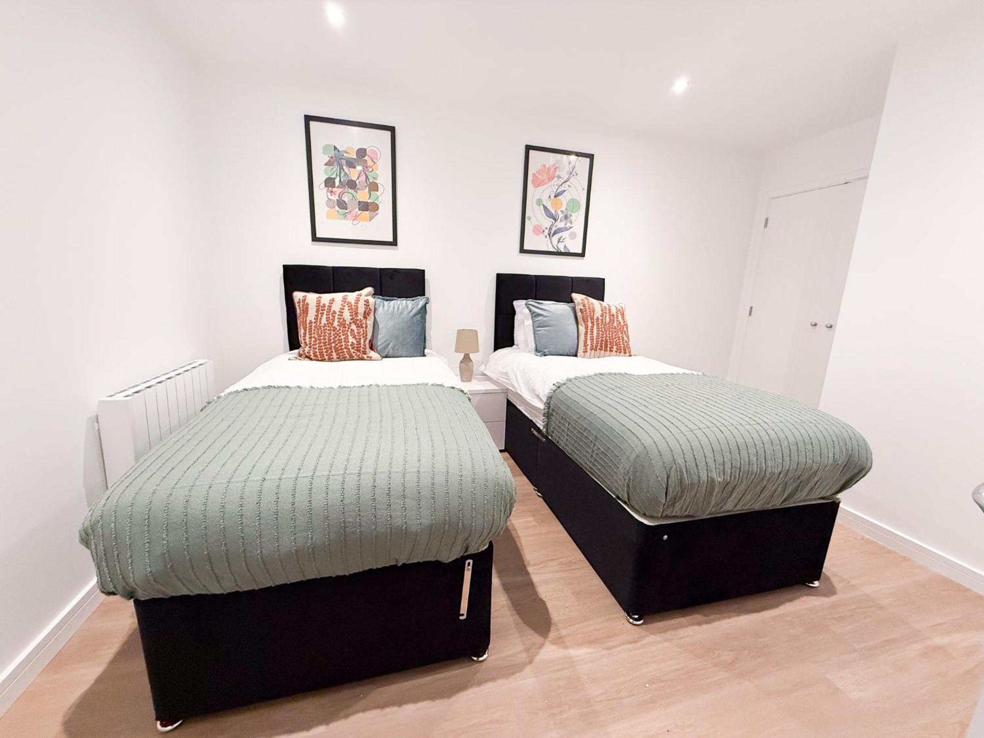 Spacious Modern 1 Bed Apartments In St Neots - Perfect For Contractors & Professionals - Free Parking - Wifi - Fully Equipped Kitchen - Smart Tv Ideal For Work Stays And Long Projects Kültér fotó
