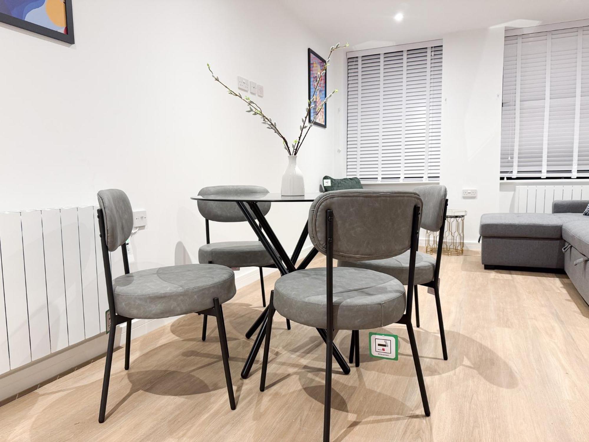 Spacious Modern 1 Bed Apartments In St Neots - Perfect For Contractors & Professionals - Free Parking - Wifi - Fully Equipped Kitchen - Smart Tv Ideal For Work Stays And Long Projects Kültér fotó