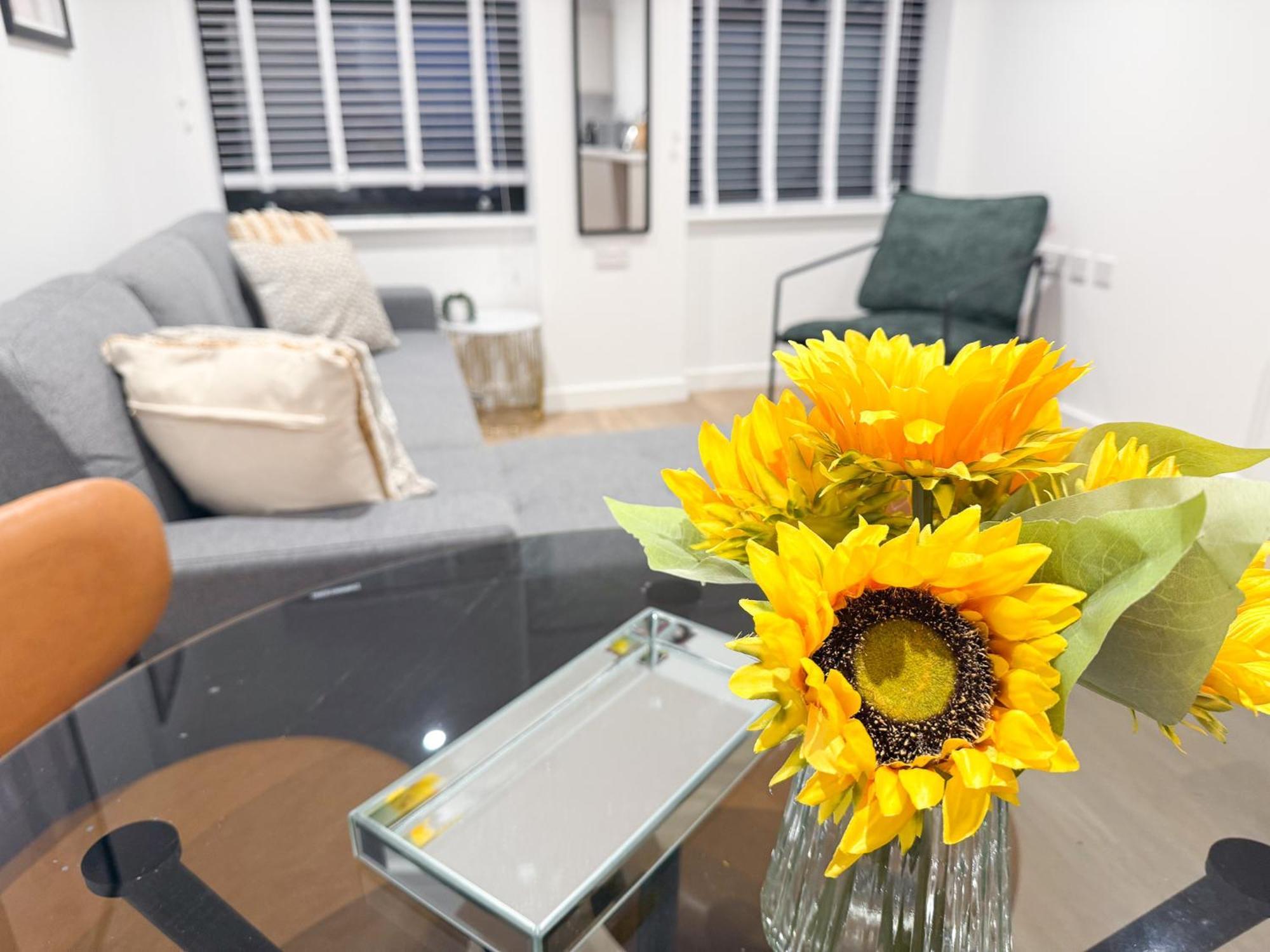 Spacious Modern 1 Bed Apartments In St Neots - Perfect For Contractors & Professionals - Free Parking - Wifi - Fully Equipped Kitchen - Smart Tv Ideal For Work Stays And Long Projects Kültér fotó