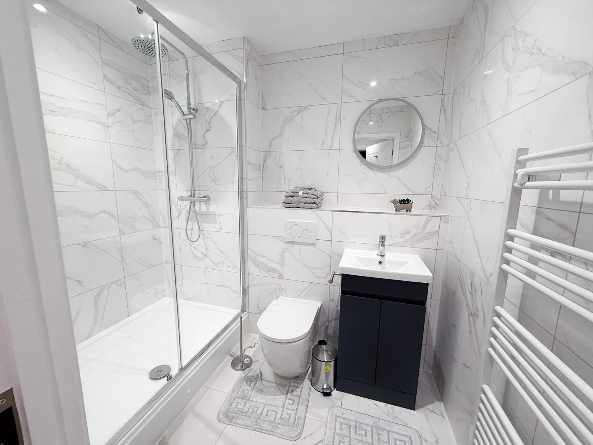 Spacious Modern 1 Bed Apartments In St Neots - Perfect For Contractors & Professionals - Free Parking - Wifi - Fully Equipped Kitchen - Smart Tv Ideal For Work Stays And Long Projects Kültér fotó